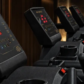 Linha de esteiras profissionais R-Cardio para academia de alto fluxo