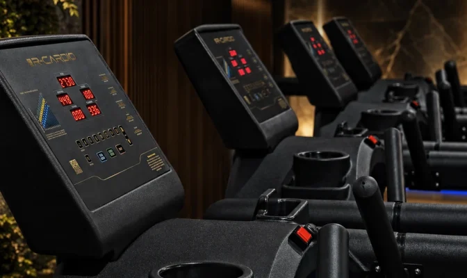 Linha de esteiras profissionais R-Cardio para academia de alto fluxo